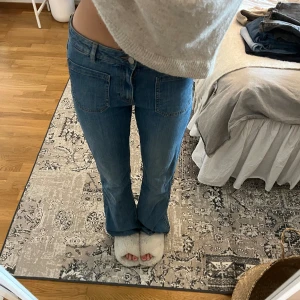mid waist jeans - Så snygga mid waist jeans från Cubus, Stl M och är i nyskick, skulle säga att de passar 36/38🙌🏽❤️😍 lite långa för mig är 1.64cm, så passar lite längre men även de i min längd🙌🏽