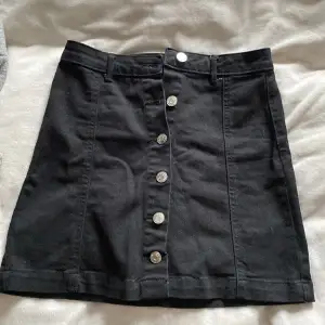 Jätte fin jeans kjol med knappar från ginatricot!💕 knappt använd!
