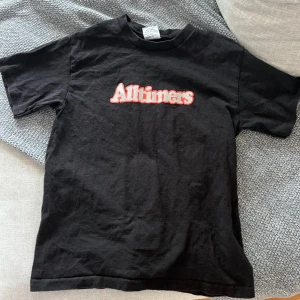 T-shirt - En alltimers tröja som inte passar mig,  Strlk S passar XS, cond 9/10