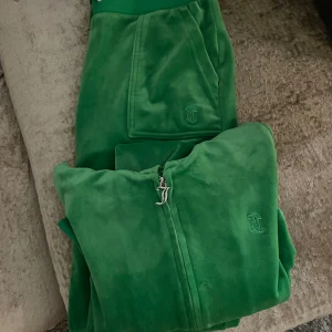 Juciy sett  - Grönt juciy sett, Storlek S på både byxa o tröja. Jätte bra skick 💚nypris 2300  Jag står inte för frakten  1750
