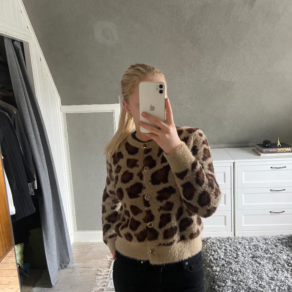 Stickad leopard kofta med knapar från zara i storlek S           Slut för tillfället     Nästan aldrig använd och i jätte bra skick . Tröjor & Koftor.