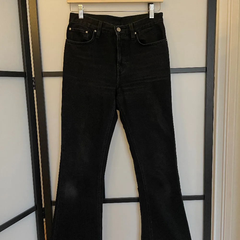 Cropped kick denim faded black från TOTEME! Storlek: 26/34 Nypris: 2200 kr. . Jeans & Byxor.