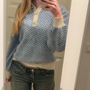 Säljer min stickade tröja i storlek S - Min tröja från Ellos, jättefin, använd endast 3 gånger, mysig tröja som passar till våren, står ej för frakt! 
