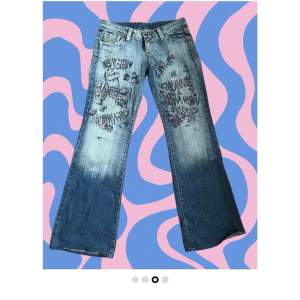 Skitsnygga jeans från liloustockholm! Flared jeans, midjemått; 40cm, innerbenslängd; 77cm 🤗🤗