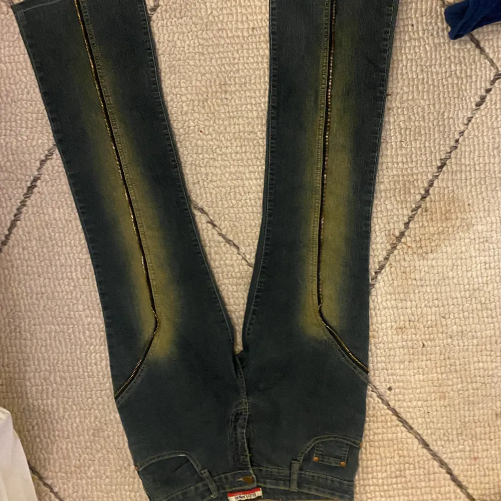 Unika jeans lågmidjade och utsvängda, blixtlås längst främre benen och runt balfickorna skit coola!. Jeans & Byxor.