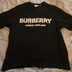 Burberry t shirt - Barack skicka sitter lite right på mig är 183