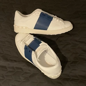 Valentino garavani - Storlek: 44  Skick: Begagnade men nyskick!    