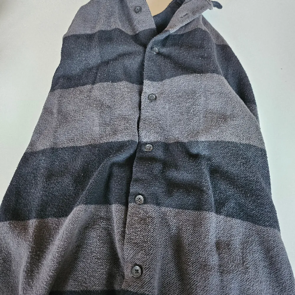 Tjock grå och svart skjorta från new yorker, använd fåtal gånger. Kontakta om du har frågor . Tröjor & Koftor.