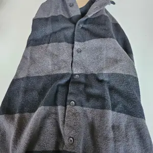 Tjock grå och svart skjorta från new yorker, använd fåtal gånger. Kontakta om du har frågor 