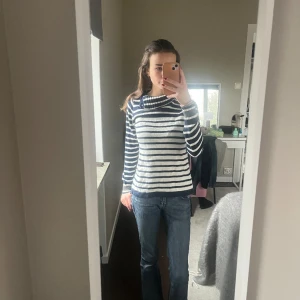 Randig tröja - Super söt blå/vit randig stickad tröja💘 super fin att ha sena sommarkvällar😍särskilt i skärgården eller västkusten💓