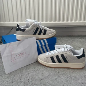 Adidas Campus 00s - Hejhej!  Jag säljer ett par helt oanvända adidas campus i färgen crystal white. Jag säljer då de tyvärr inte passade mig💗 Lägg gärna ett prisförslag på vad du kan tänka dig att ge ☺️