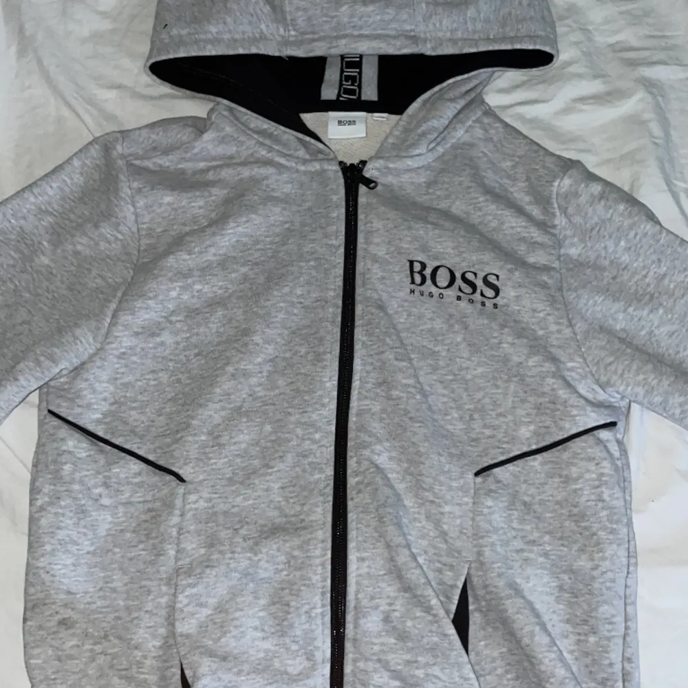 Knappt använd hoodie för 11-12 åringar, original pris 1100kr. Säljer billigt pga av äldre modell. Hoodies.