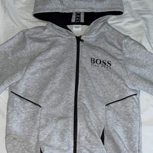 Knappt använd hoodie för 11-12 åringar, original pris 1100kr. Säljer billigt pga av äldre modell