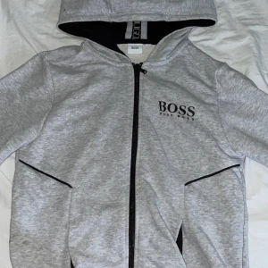 Hugo Boss hoodie Barn - Knappt använd hoodie för 11-12 åringar, original pris 1100kr. Säljer billigt pga av äldre modell