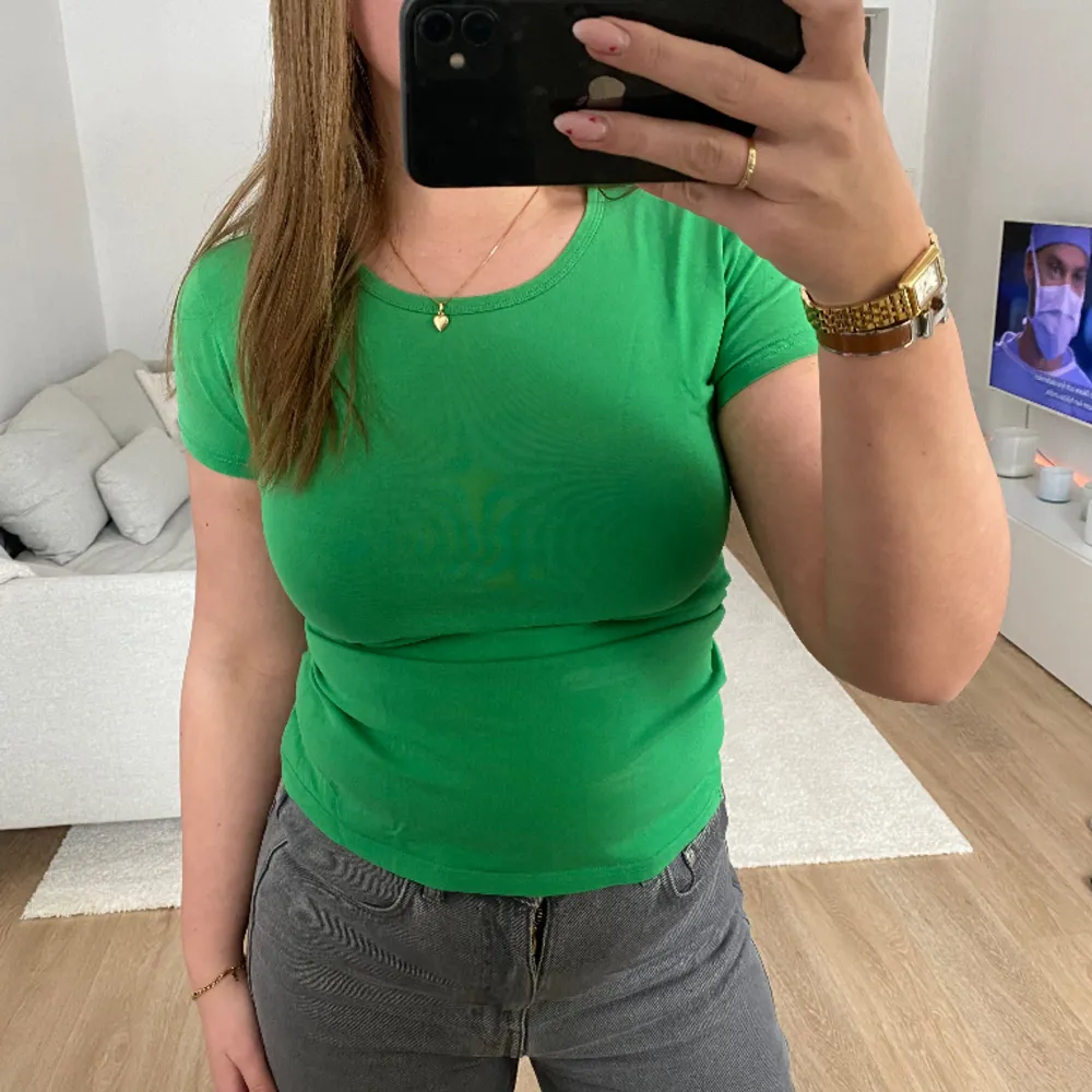 Grön tshirt i tight modell . T-shirts.