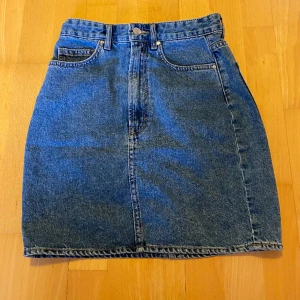 Jeanskjol  - Fin jeanskjol från HM i storlek 36, aldrig använd! Säljer den eftersom den är för liten för mig💓 Skriv vid frågor eller funderingar!⭐️
