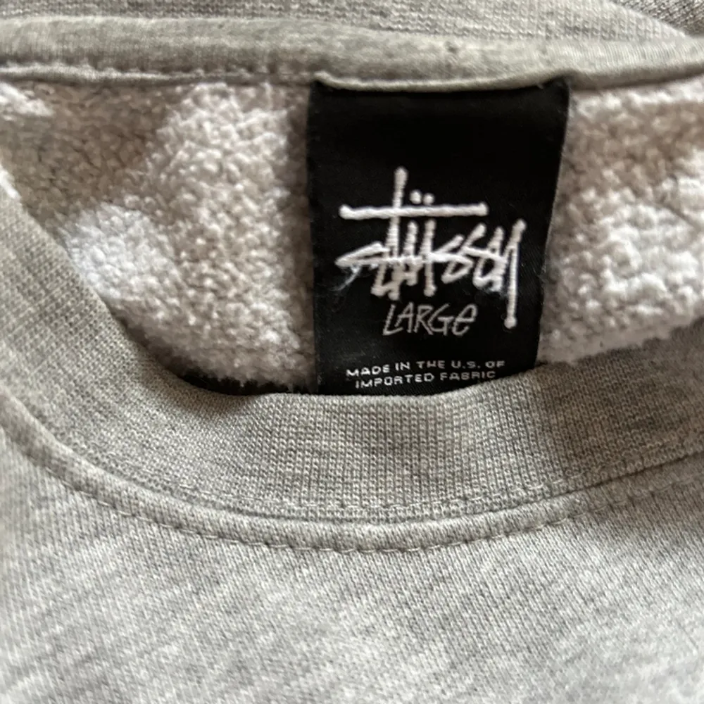 Så fin tröja från märket Stüssy! Unisex storlek L/large men kan bäras av mindre storlekar också om man vill ha snyggt oversize. Jag själv bär storlek xs dam och har använt denna.. Hoodies.