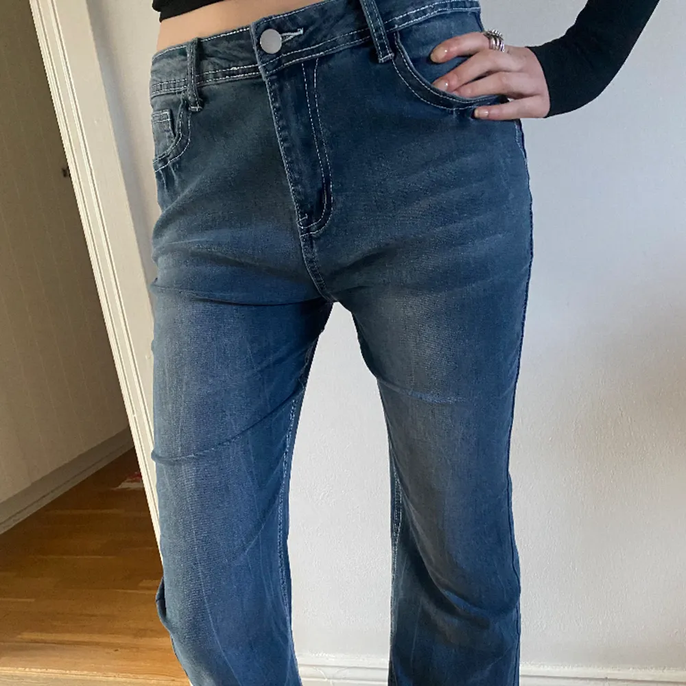 Jeansen är ganska stretchiga och midwaist. De har ett jättefint broderat mönster på bakfickorna. De är köpta secondhand så vet tyvärr inte märket.  Str: M/L. Jeans & Byxor.