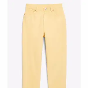 Jättesnygga gula jeans från Monki i storlek 25, fint skick! Säljer för att de blivit för små.  Nypris 400, säljer dem för 150!! Skriv vid frågor eller funderingar!☀️ 