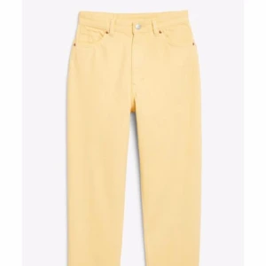Gula jeans - Jättesnygga gula jeans från Monki i storlek 25, fint skick! Säljer för att de blivit för små.  Nypris 400, säljer dem för 150!! Skriv vid frågor eller funderingar!☀️ 