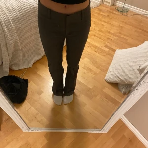 Snygga lågmidjade kostymbyxor - Jätte snygga från Zara! Väldigt bra skick!