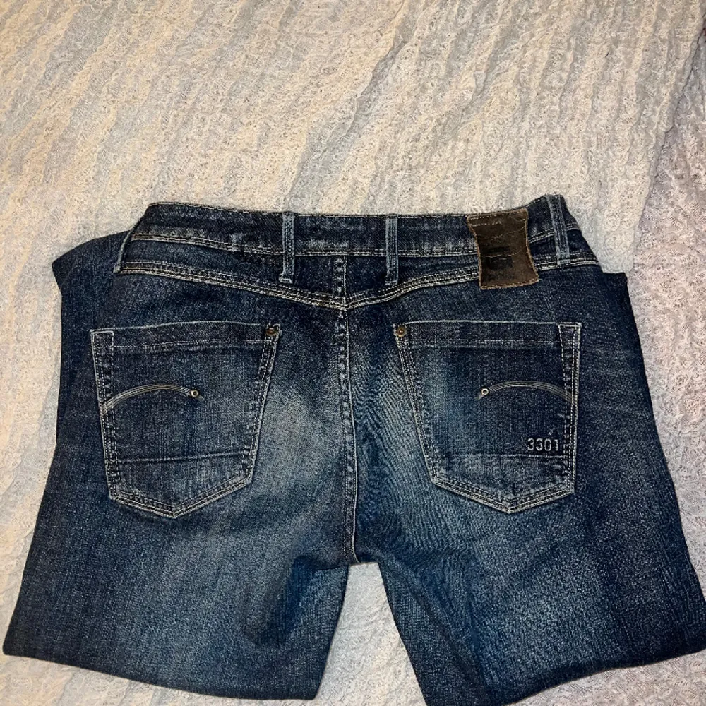Unika G-star RAW jeans i modell som inte görs längre. Raka ben och mid/low rise. Storlek 31/34 på lappen men försmå för mig som brukar ha W29. . Jeans & Byxor.