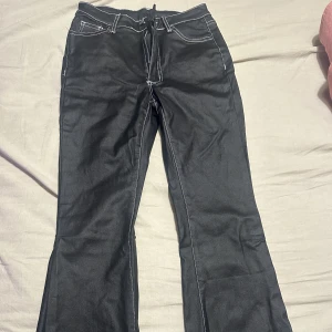🖤🖤 - Säljer då dom blivit för små för mig.🖤🖤jättefina skinnbyxor 
