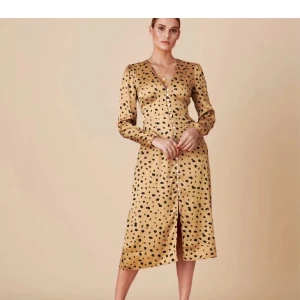 Adoore klänning - Säljer denna Adoore Paris klänningen då den är för liten för mig. Klänningen säljs inte längre på deras hemsida❤️ Storlek 34/S