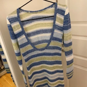 Randig klänning - Klänning med djup rygg. Beställd i storlek M men sitter mer om en S