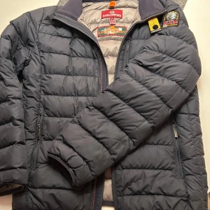 Parajupers jacka - Fint skick och inte använd mycket. Passar 150-165 Äkta 