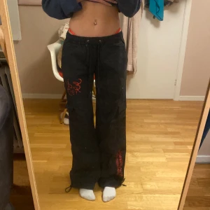 Ed Hardy byxor  - Säljer mina skitsnygga Ed Hardy cargo byxor då de inte kommer till användning längre, de är lågmidjade och baggy. Ordinarie pris 850! Skriv för mer information, priset går att diskutera och säljer endast via köp nu