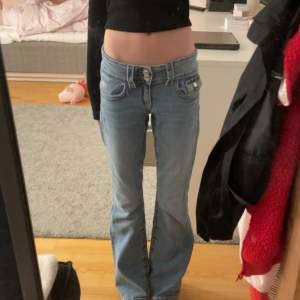 Säljer nu dessa as snygga jeans från Gina Young i storlek 152. Pris kan diskuteras men just nu ligger det på 279! Skriv gärna om ni vill ha fler bilder eller har några frågor!🎀