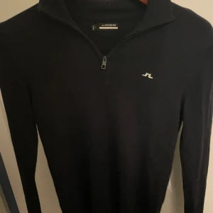 J.Lineberg Halv sipp - Köpt från J.Linederg. Skick 9/10, marinblå storlek S men Liknar mer en M på längden. Nypris 1200kr