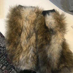 Päls benvärmare - Älskar dem men jag kan tyvärr inte stylea dem. Innertyget håller på att lossna i en av dem men det är lätt att fixa, räcker nog med säkerhetsnål