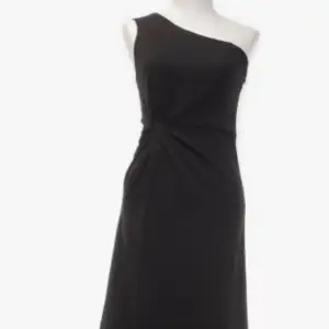 Säljer denna superfina svart one-shoulder klänning. Den har en knytning i midjan och volang i slitsen. Köpt secondhand i fint skick. Använd på en vinterbankett vid ett tillfälle. Bilderna är suddiga då de tagits från en video men skriv för flera!
