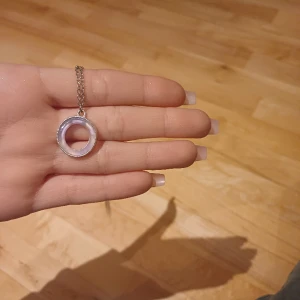 Halsband - Jätte fint halsband med en lila ring.