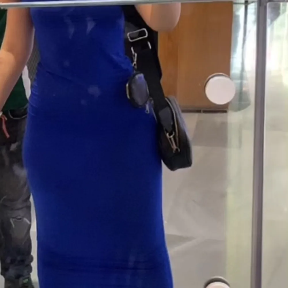 En blå skims liknande klänning i storlek S, använd ett fåtal gånger under sommaren i jätte bra skick, hör av dig för mer frågor 💙. Klänningar.