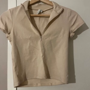 Sportig top - Beige sportig top i kortmodell. Bara använd en gång.