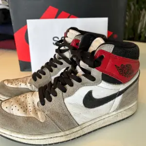 Air Jordan 1 Retro High Light Smoke Grey - Storlek 41 - Hyfsaf använda därav priset - 100% legit från Sold Out där dom är köpta för 3500, skriv för att diskutera priset