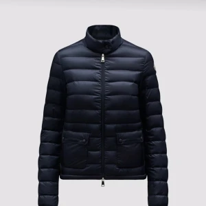 Moncler Lans Short Down Jacket - Säljer min skit snygga moncler jacka som e perfekt till våren, skicka meddelande för egna bilder, nypris 10 600kr storlek 1