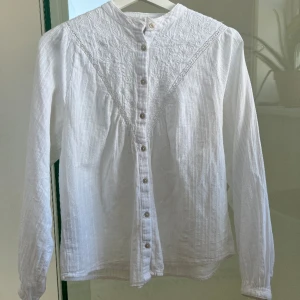 Söt vit blus, MANGO  - Så gullig vit blus med detaljer köpt på MANGO i Paris för 500 kr, storlek xs