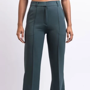 Högmidjade Kostymbyxor - Högmidjade kostymbyxor från madlady i storlek 36/tall. Nyskick, Endast testade, säljer då byxorna är något långa för mig.  Säljes för 300kr - Fraktavgift tillkommer😊  Hör av er vid intresse💕