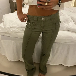 Gröna hm jeans - (Lånad bild) Säljer mina low waist gröna hm jeans, dem är typ helt oanvända, kom privat ifall ni vill ha egna bilder. Byxorna har inga fläckar osv. Helt slutsålda