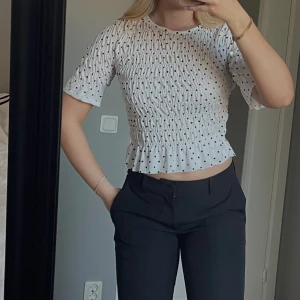 Prickig topp  - Prickig topp från ginatricot 💗 använd en gång och säljer då den inte kommer till användning 💗nyskick