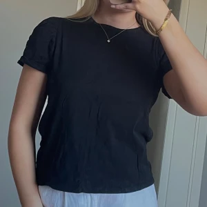 T-shirt med puffärm - Svart T-shirt med puffärm från lager 157 💗 knappt använd och utan defekter 💛 storlek XS 