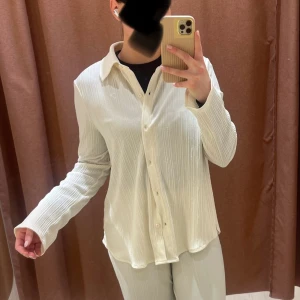 Set från Gina Tricot - Säljer detta fina settet från Gina tricot då det inte används längre! Skjortan är i storlek S och byxorna i storlek xxs, passar mig som normalt är storlek S/M. 250kr för hela settet eller 150kr st