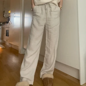 Linnebyxor från ARKET - Linnebyxor från ARKET🤍 