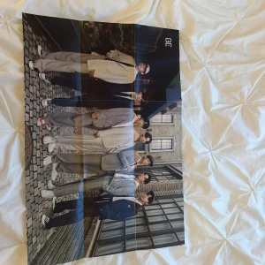 Bts affisch  - Bts affisch från albumet BE, stor och oanvänd :) Kan tänka mig sänka priset.