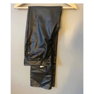 Skinnbyxor Zara  - Svarta skinnbyxor från zara i stl 34, köpta här på Plick men passande inte riktigt mig. 🌸