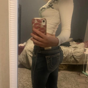 TRUE RELIGION - Lågmidjade jeans.  Säljer för att de var lite för korta, jag är 176cm men om du är ca 170cm eller under så passar de perfekt.  Skulle säga att de passar för dig som är runt S/M.   Kvitto finns på köpet. 